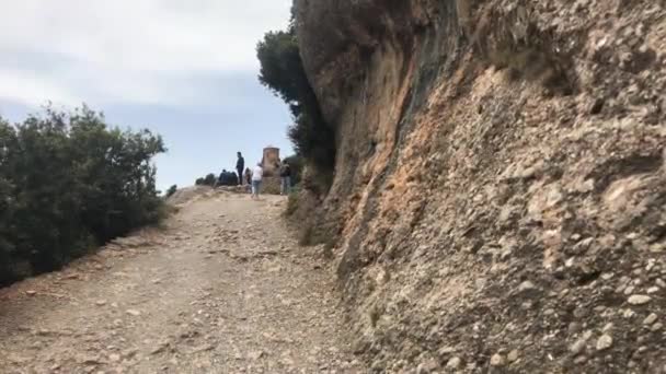 Montserrat, İspanya, toprak yolda yürüyen bir grup insan. — Stok video