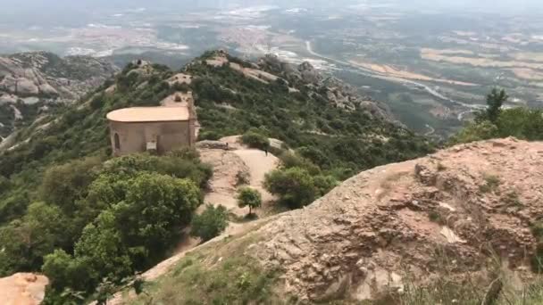 Montserrat, İspanya, Kayalık bir dağ manzarası — Stok video