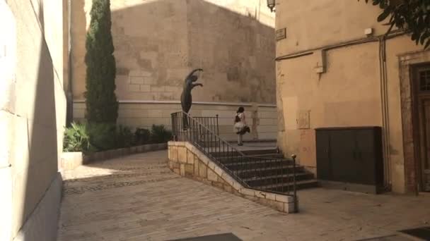 Reus, Spanien, Ein Gebäude aus Stein — Stockvideo
