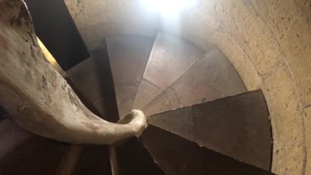 Reus, Spanien, Nahaufnahme eines Steingebäudes — Stockvideo