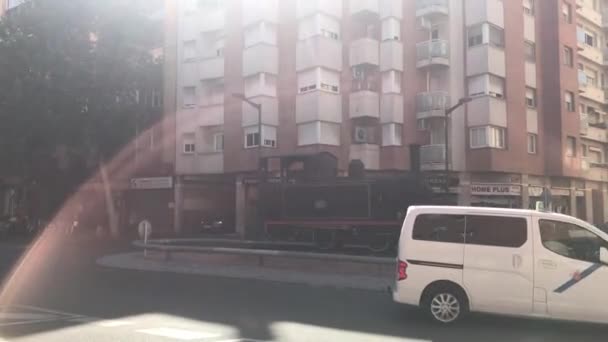 Reus, Spania, O mașină parcată pe marginea unei clădiri — Videoclip de stoc