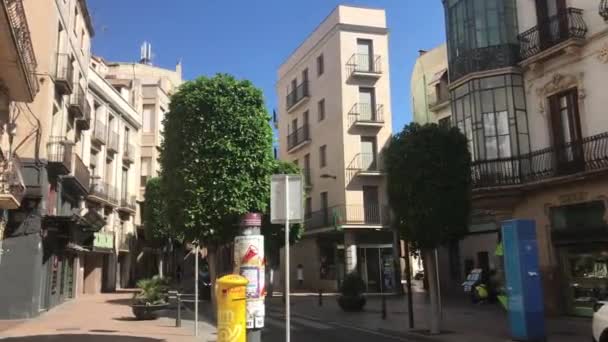 Reus, España, Una calle de la ciudad frente a un edificio — Vídeo de stock