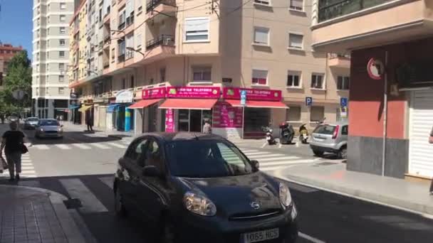 Реус, Испания, 27 июня 2019 г.: Автомобиль на городской улице — стоковое видео