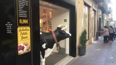 Reus, İspanya, Bir binanın önündeki heykel