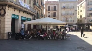 Reus, İspanya, 27 Haziran 2019: Bir şehir caddesinde yürüyen bir grup insan