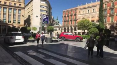 Reus, İspanya, 27 Haziran 2019: Bir şehir caddesinde yürüyen bir grup insan