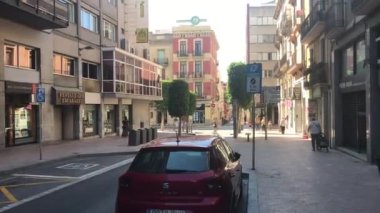 Reus, İspanya, Şehir caddesinde park edilmiş bir araba
