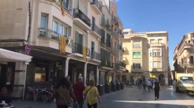 Reus, İspanya, 27 Haziran 2019: Bir şehir caddesinde yürüyen bir grup insan