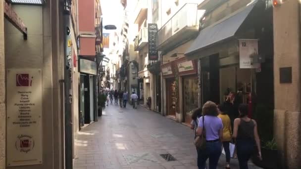 Reus, Espagne, 27 juin 2019 : Un groupe de personnes marchant dans une rue à côté d'un bâtiment — Video