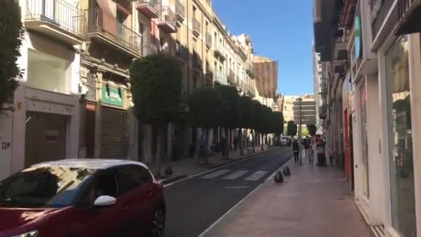Reus, Espanha, Um carro estacionado em uma rua da cidade — Vídeo de Stock