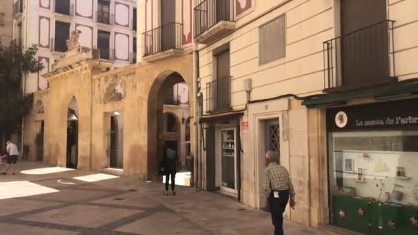 Reus, Spain, 27 червня 2019: Група людей, що йдуть перед будинком. — стокове відео