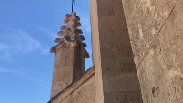 スペインのレウス建物の横の看板 — ストック動画