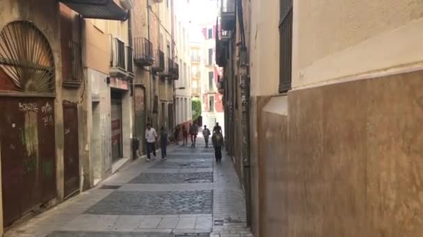 Reus, Hiszpania, 27 czerwca 2019: Wąska ulica miejska — Wideo stockowe