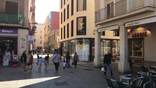 Reus, Spain, June 27, 2019: A group of people walk on a city street — 비디오