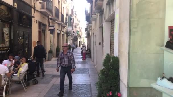 Reus, Spanje, 27 juni 2019: Een groep mensen op straat — Stockvideo