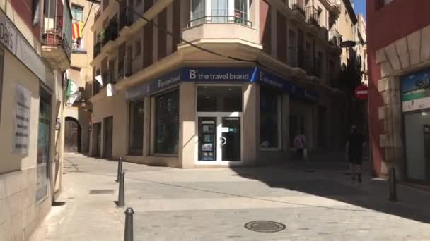 Reus, Spanien, Ein Gebäude mit einem Geschäft an einer Stadtstraße — Stockvideo