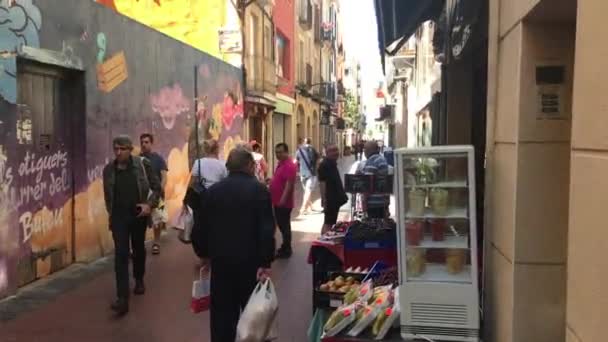 Reus, España, 27 de junio de 2019: Una persona de pie frente a una tienda — Vídeos de Stock