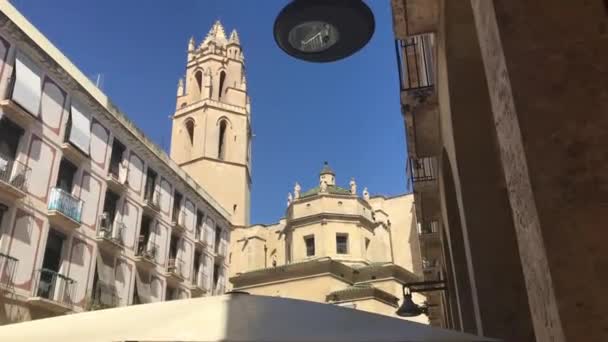 Reus, Spanien, Ein großes Gebäude — Stockvideo