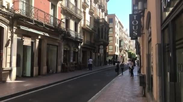 Reus, Hiszpania, Ludzie spacerujący ulicą miejską — Wideo stockowe