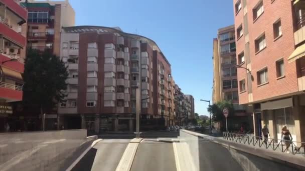 Reus, España, Un edificio con una tienda al lado de una carretera — Vídeo de stock