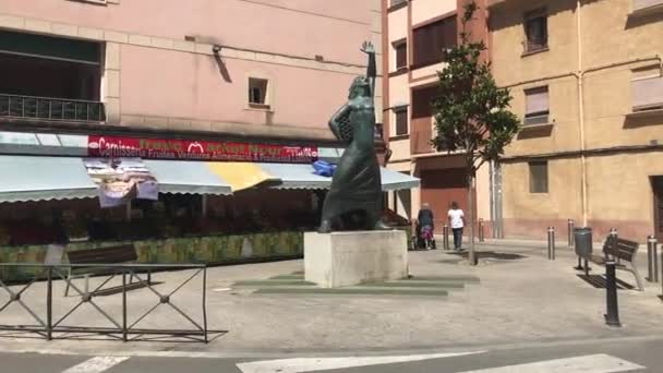 Reus, Spanje, Een persoon die door een straat loopt naast een gebouw — Stockvideo