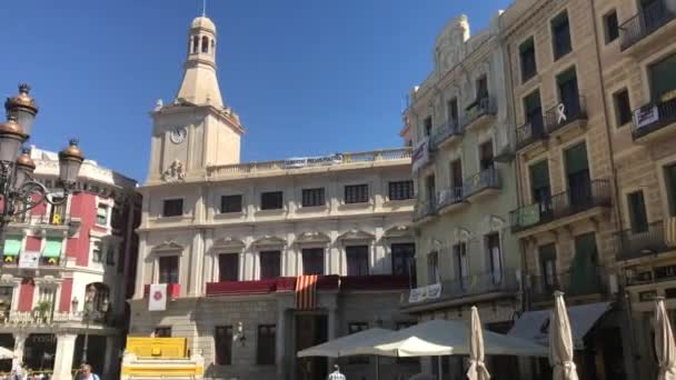 Reus, Spanien, Ein großes Gebäude — Stockvideo