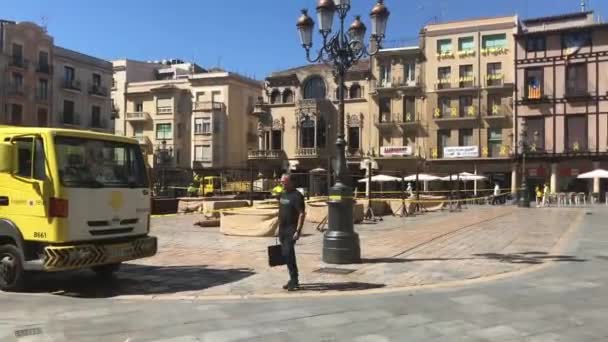 Reus, İspanya, 27 Haziran 2019: Şehir caddesinde bir otobüs — Stok video