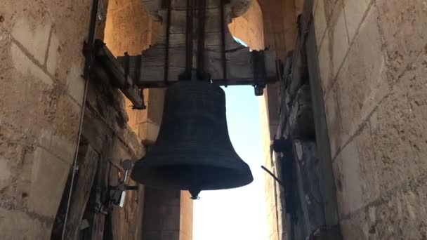 Reus, España, Un letrero colgando del lado de un edificio — Vídeos de Stock