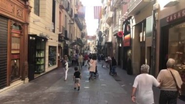 Reus, İspanya, 27 Haziran 2019: Bir şehir caddesinde yürüyen bir grup insan