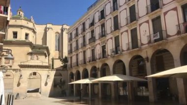 Reus, İspanya, Bir binanın önündeki heykel