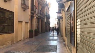 Reus, İspanya, bir taş binanın yakınında.