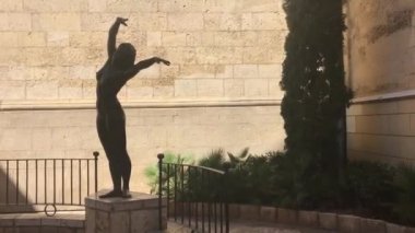 Reus, İspanya, Bir binanın önündeki heykel