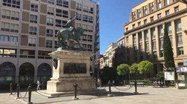 Reus, İspanya, Bir binanın önündeki heykel