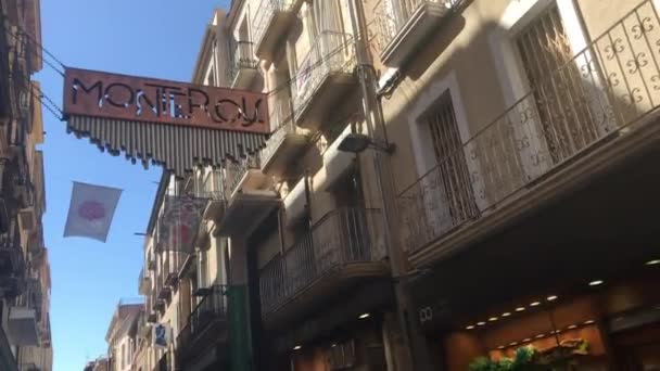 スペインのレウス建物の横の看板 — ストック動画