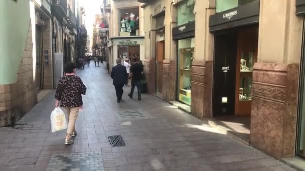 Reus, Hiszpania, 27 czerwca 2019: Grupa ludzi spacerujących chodnikiem — Wideo stockowe