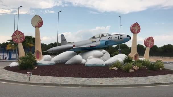 Reus, España, Un avión de hélice que está estacionado al lado de una carretera — Vídeo de stock