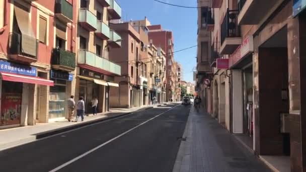 Reus, Spagna, Una stretta strada cittadina con edifici sul lato di un edificio — Video Stock