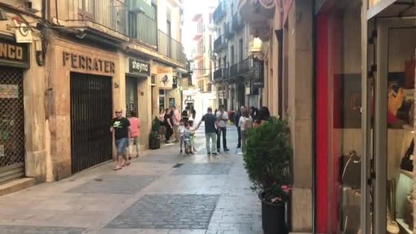 Reus, Španělsko, 27. června 2019: Skupina lidí kráčejících po městské ulici — Stock video