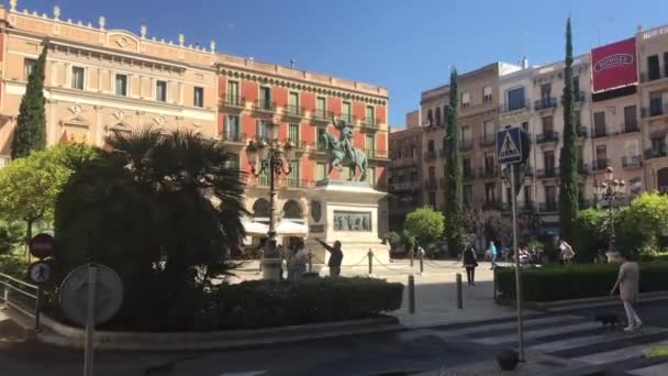 Reus, España, Una calle de la ciudad frente a un edificio — Vídeos de Stock