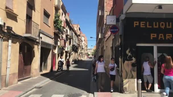 Reus, Spain, June 27, 2019: A group of people walk on a city street — 비디오