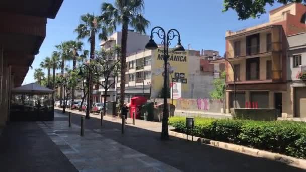 Reus, Spanien, En skylt på sidan av en byggnad — Stockvideo