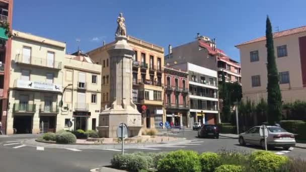 스페인, 루스, 건물 앞에 있는 길을 가까이서 구경하는 모습 — 비디오