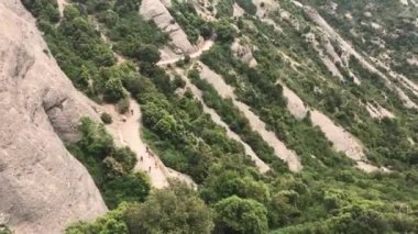 Montserrat, İspanya, Arkasında ağaçlar olan kayalık bir dağ