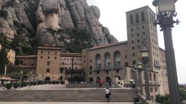 Montserrat, İspanya, 26 Haziran 2019: Bir binanın önünde büyük bir taş heykel