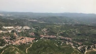 Montserrat, İspanya, arka planda büyük bir dağ