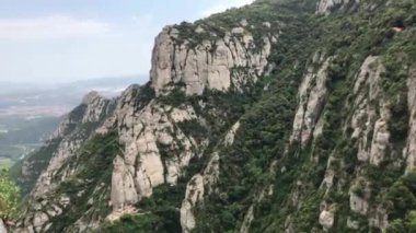 Montserrat, İspanya, Arkasında ağaçlar olan kayalık bir dağ