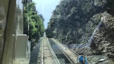 Montserrat, İspanya, arkasında ağaçlar olan tren yolu.