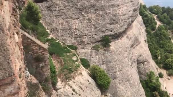 スペインのモンセラット背景に木のある岩山 — ストック動画