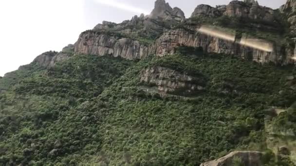 मोंटसेराट, स्पेन, पृष्ठभूमि में एक पहाड़ के साथ एक पत्थर की इमारत — स्टॉक वीडियो