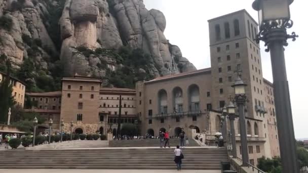 Montserrat, España, 26 de junio de 2019: Una gran estatua de piedra frente a un edificio — Vídeo de stock